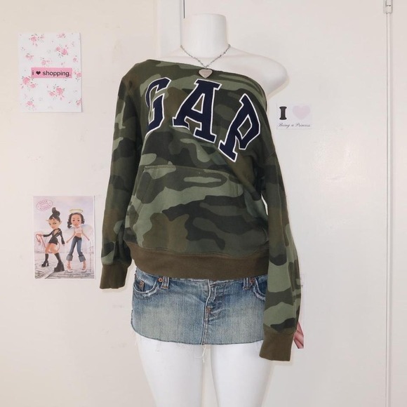 Camo GAP Off-Shoulder Sweatshirt (M) - Picture 4 of 8